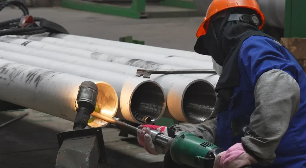 Manual polishing of the inside of pipes